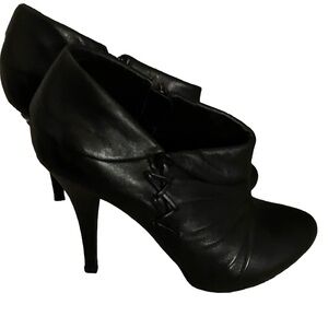 WORN TWICE! EXCELLENT CONDITION! GUESS OBSTACLE BLACK Heeled Booties Size 6
